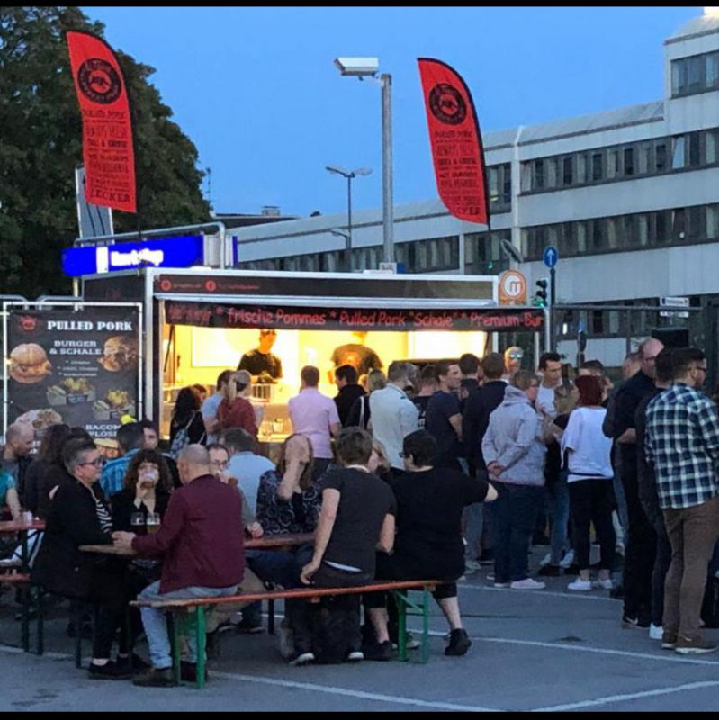 La Tapita Foodtruck bei einem Sommerfest am Abend