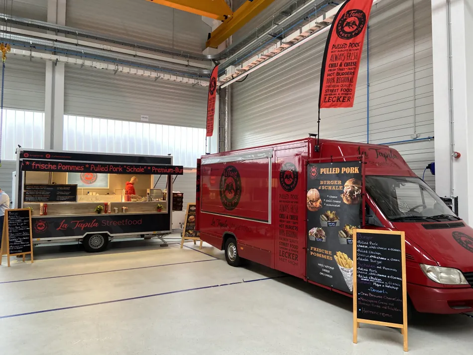 La Tapita Foodtruck und Trailer im Einsatz in einer Halle