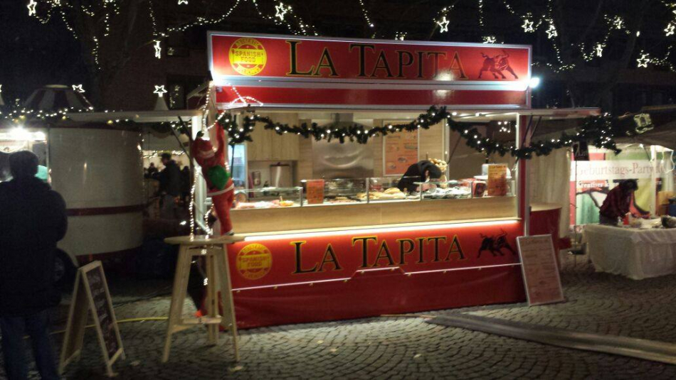 La Tapita Stand auf dem Weihnachtsmarkt am Abend