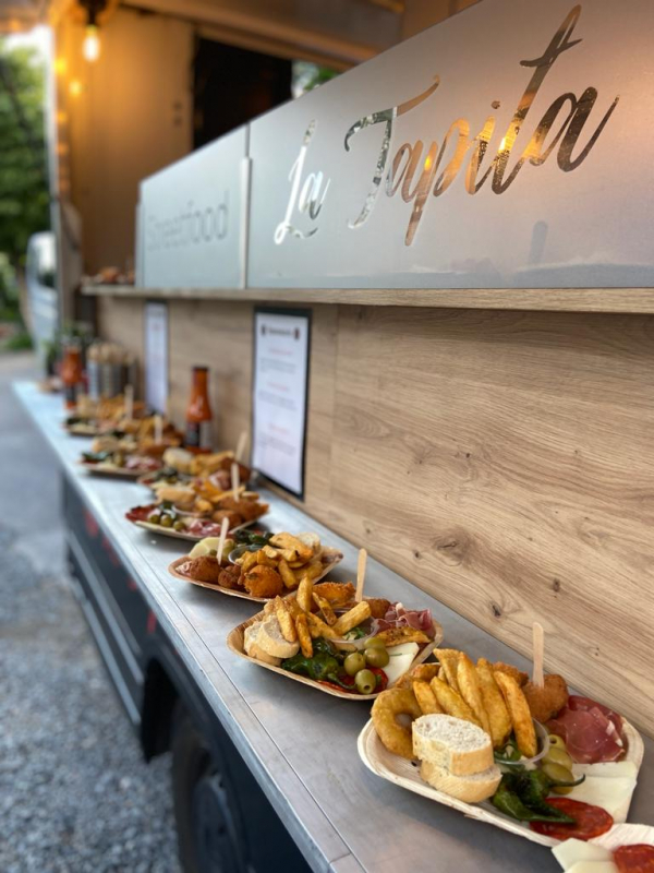Tapas-Teller am Foodtruck, abends angerichtet