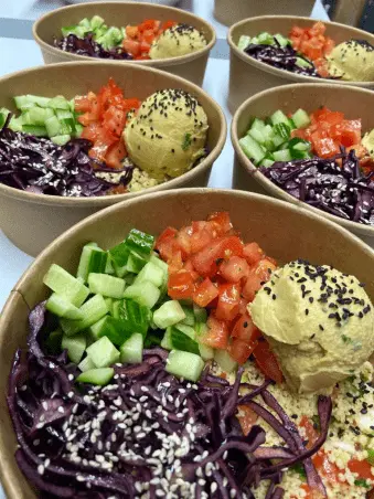 Nährstoffreiche Bowls mit Garnelen, Hähnchen, Avocado und Gemüse – perfekte Mahlzeit für dein Event.
