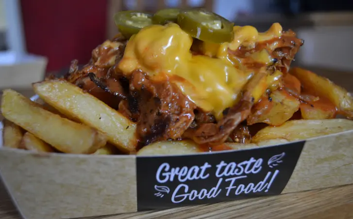 Pulled Pork auf knusprigen Pommes mit geschmolzenem Käse und Jalapeños – perfektes Streetfood-Catering von Cateringwunder.